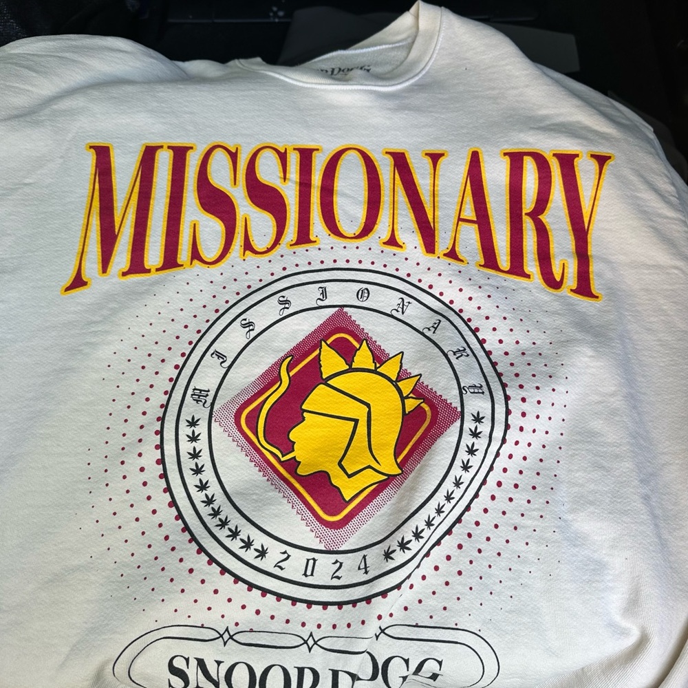 SNOOP DOGG Missionary Graphic Men's Crewneck Sweater - White